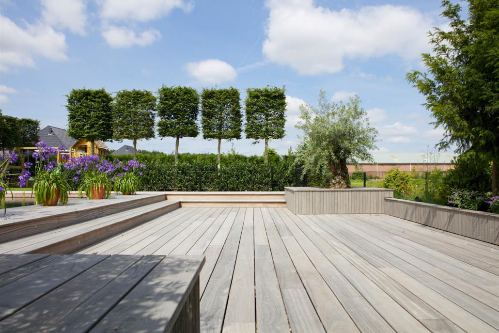 Houten vloer in tuin Houten vloer in tuin
