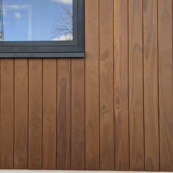 Radiata Pine gesloten verticale gevelbekleding