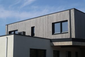 verticale Fraké gevelbekleding antraciet Project Accoya gevelbekleding