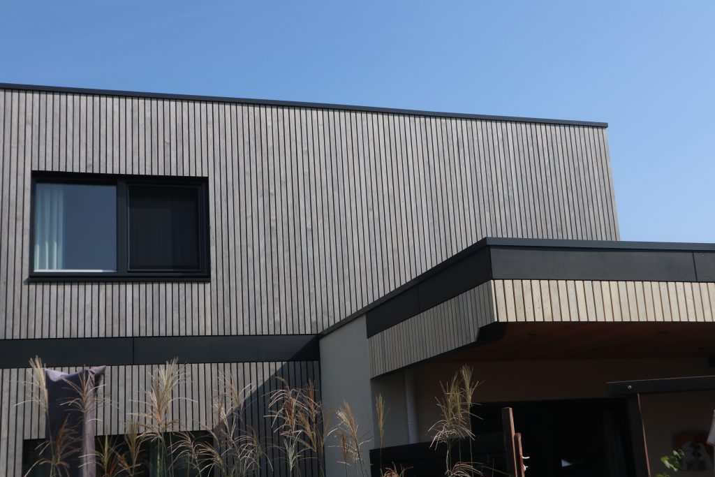 Open verticale gevelbekleding van Accoya hout