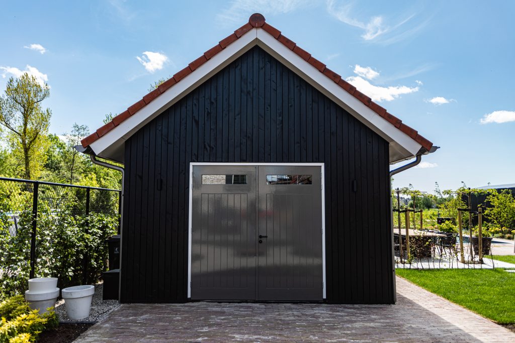 Schuur bekleed met zwarte douglas planken