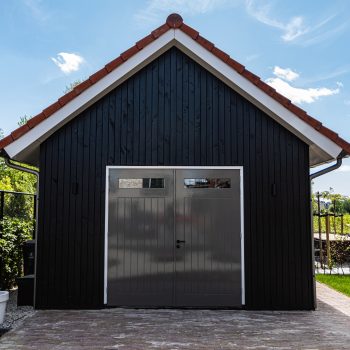Schuur bekleed met zwarte douglas planken