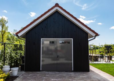 Schuur bekleed met zwarte douglas planken