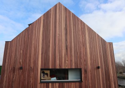 open verticale gevelbekleding van Padouk