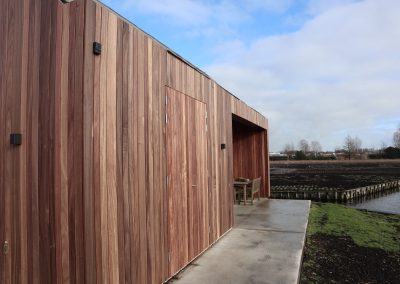 woonhuis en werkruimte met padouk in verschillende breedtes