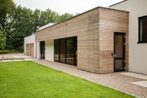 verticale Fraké gevelbekleding antraciet Thermo Fraké onbehandeld voor natuurlijk vergrijzen