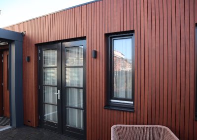 Thermo Ayous gevelbekleding op kleur gebeitst