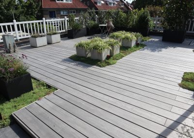 Natuurlijk vergrijsd dakterras