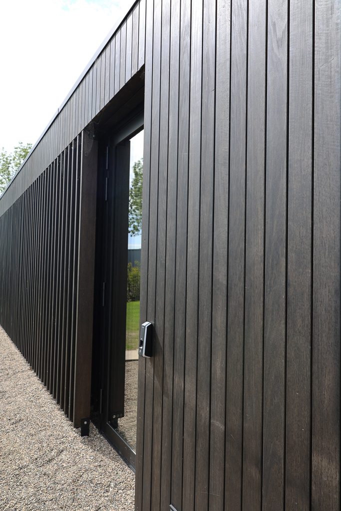 Moderne villa met Fraké gevelbekleding antraciet
