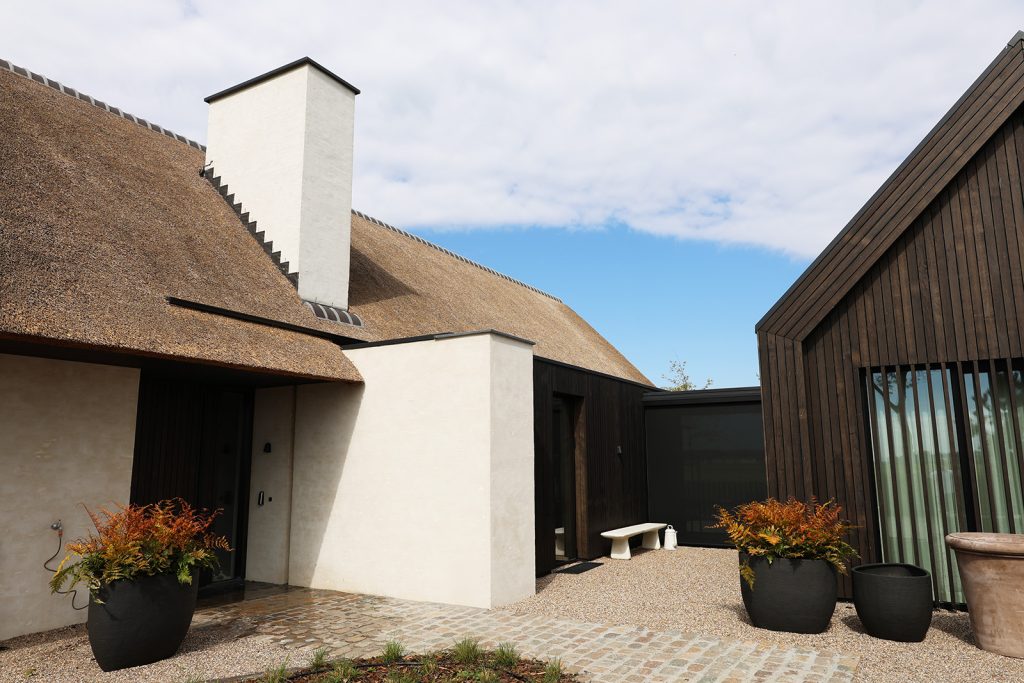 Moderne villa met Fraké gevelbekleding