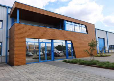Bedrijfspand bekleed met Thermo Grenen