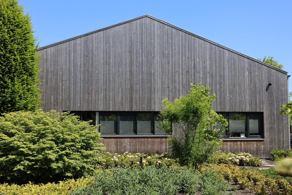 Gebouw bekleed met Thermo Vuren