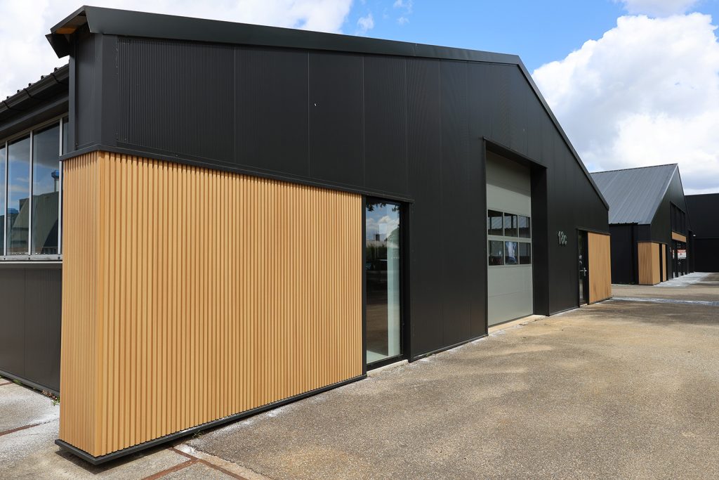 Bedrijfspand met Grenen gevelbekleding