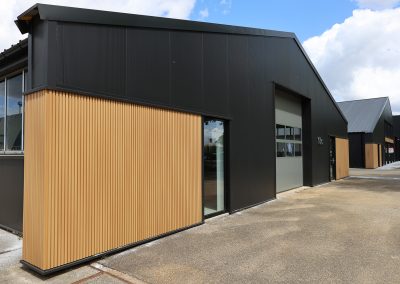 Bedrijfspand met Grenen gevelbekleding