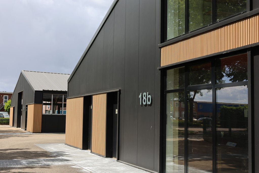 Houten gevel op bedrijfspand