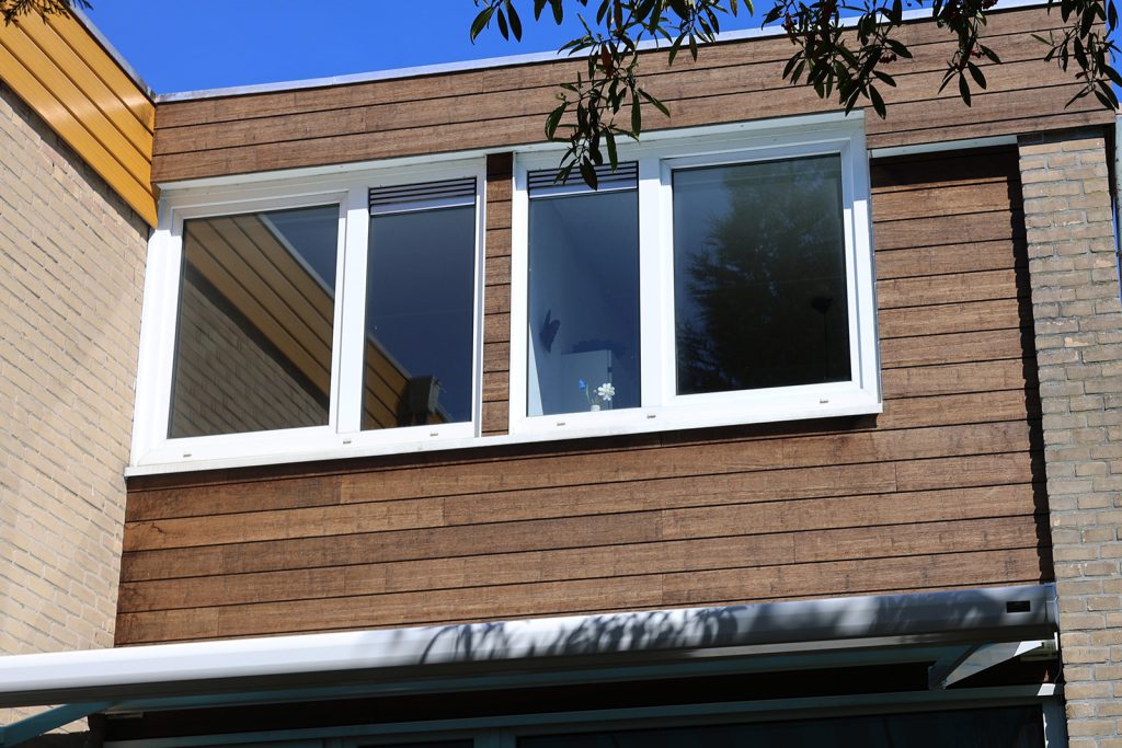 Woning met Bamboe gevelbekleding