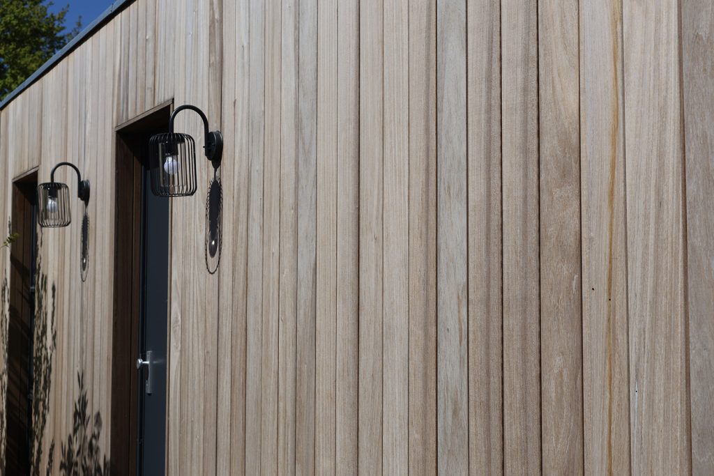 Ayous verticale gevelbekleding