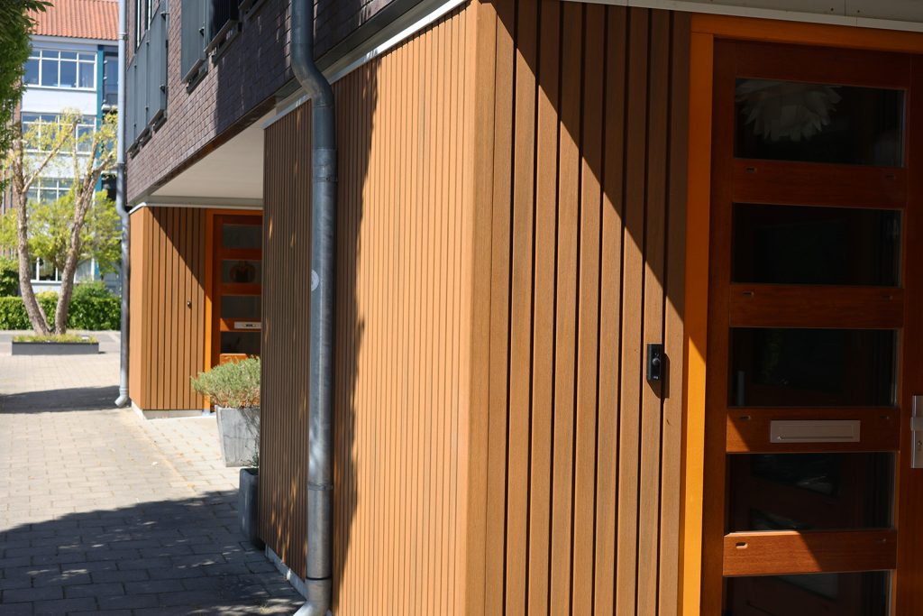 Portiek appartement met gevelbekleding