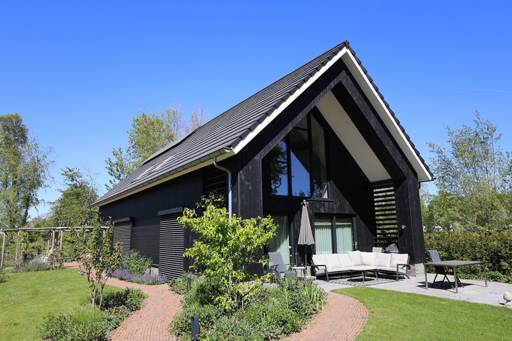Woning met zwarte gevelbekleding