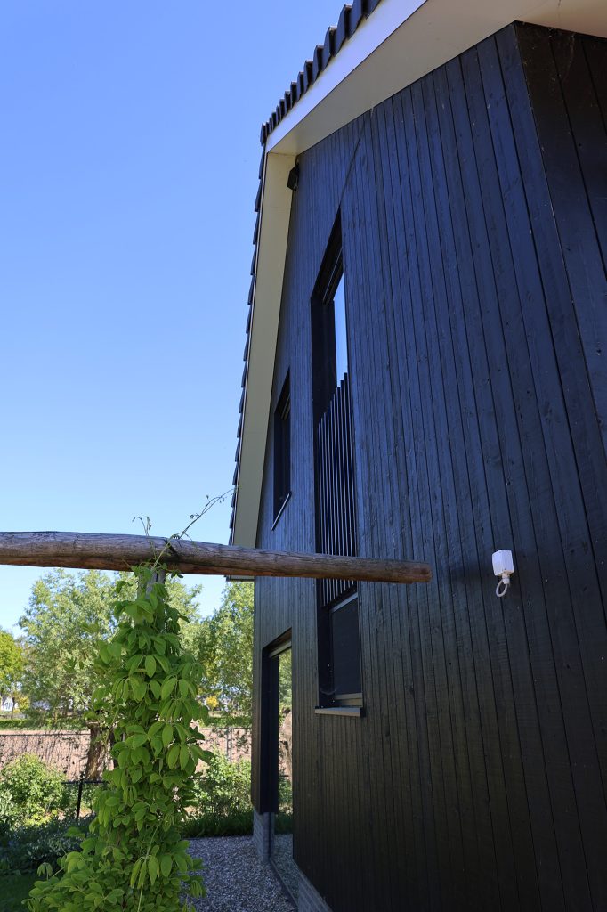 Zwart hout gevelbekleding