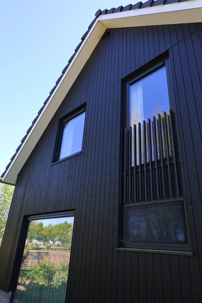 Gevel bekleed met Thermo Vuren zwart