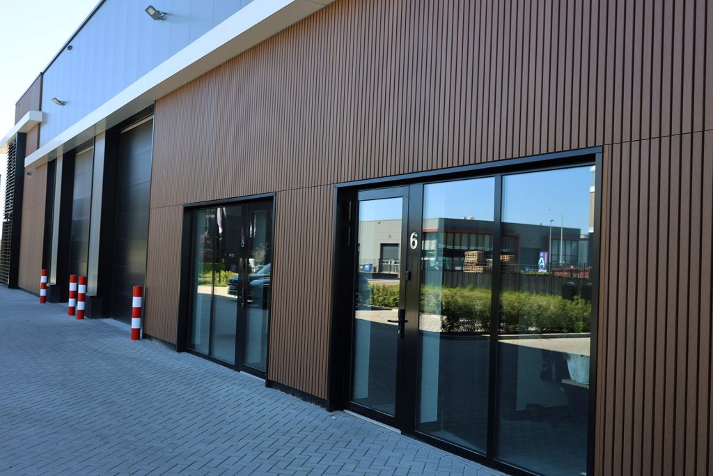 Bedrijfspand met WEO 60 kunststof gevelbekleding