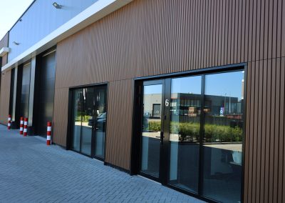 Bedrijfspand met WEO 60 kunststof gevelbekleding