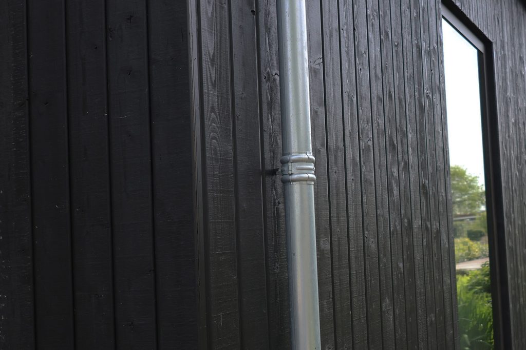 Zwarte gesloten verticale gevelbekleding