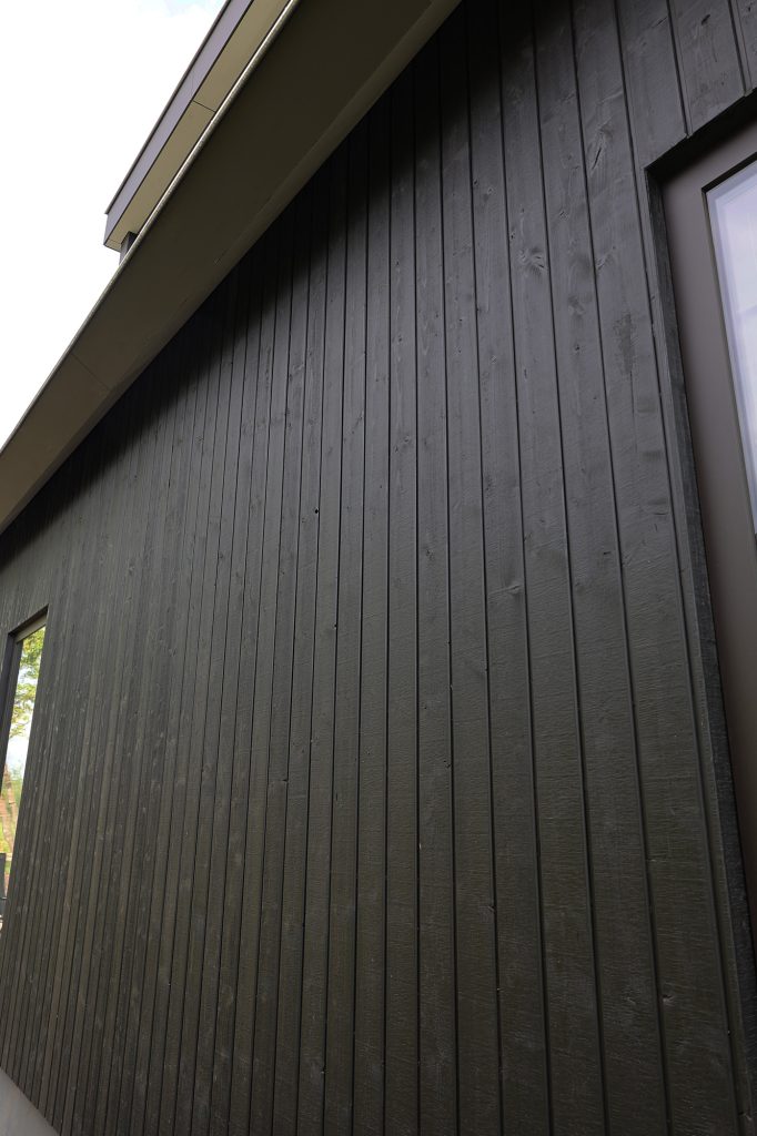 Thermo Vuren hout zwart