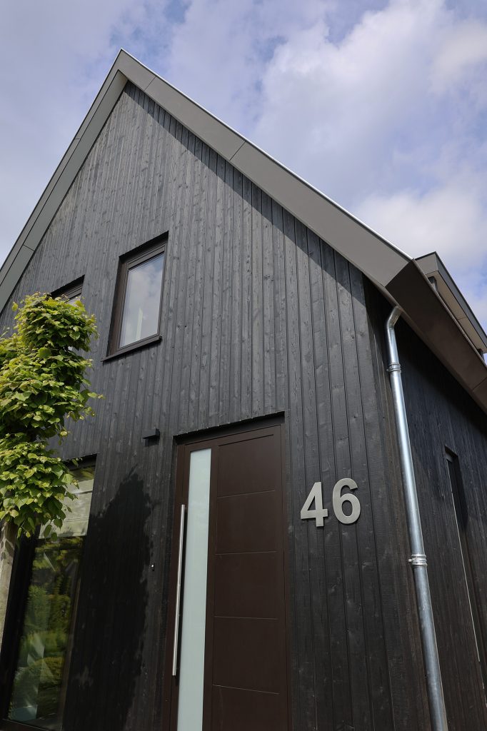 Houten gevel zwart