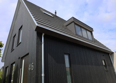 Zwarte woning van hout