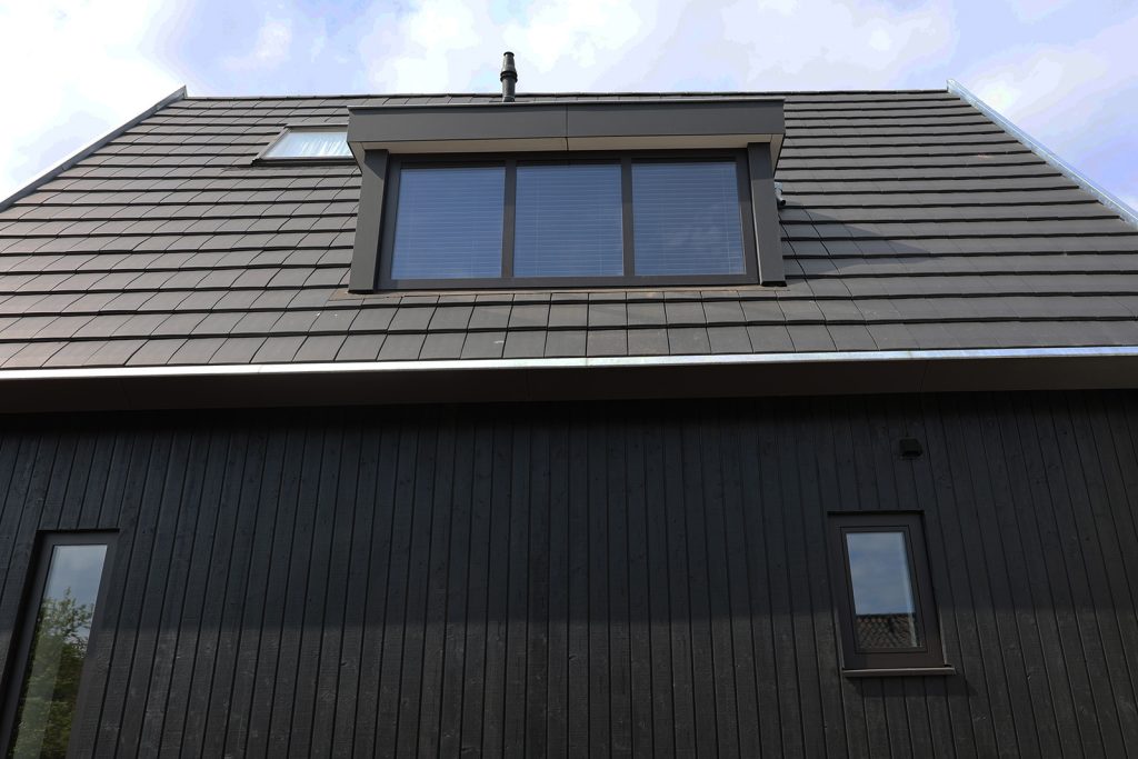 Wand bekleden met zwart hout