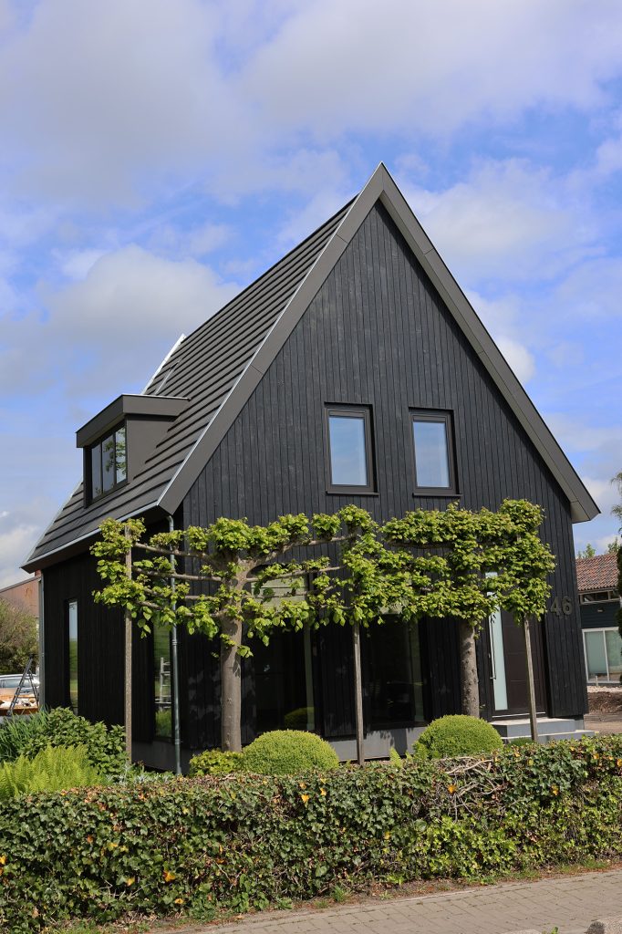 Zwarte woning met hout