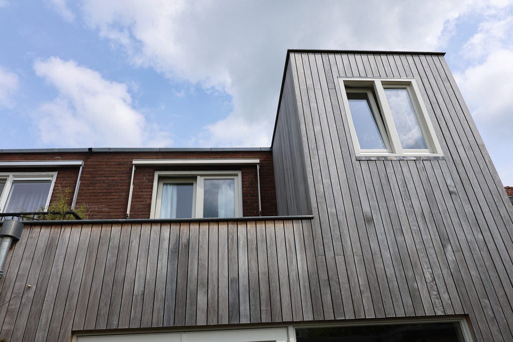Vergrijsde Thermo Fraké gevelbekleding bij woning in Soest