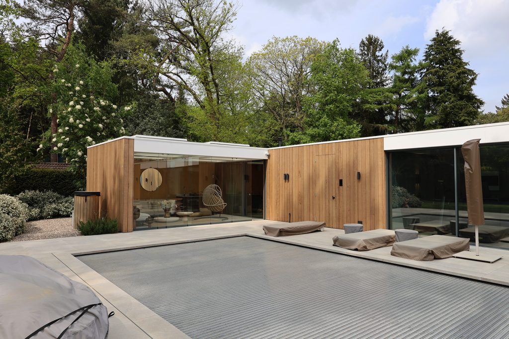 Poolhouse met hout bekleed