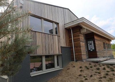 Padouk gevelbekleding bij golfclubgebouw