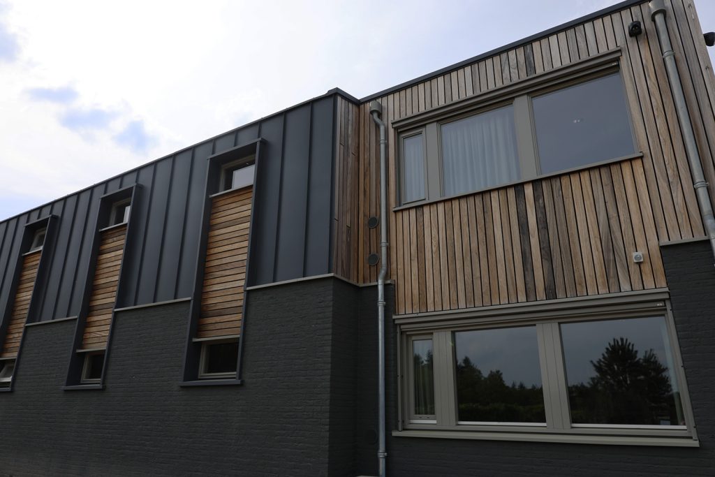 Pand bekleed met Padoek gevel