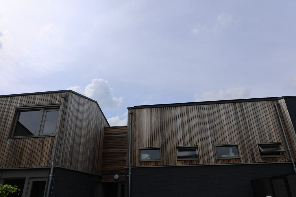 Open verticale gevelbekleding van Padoek