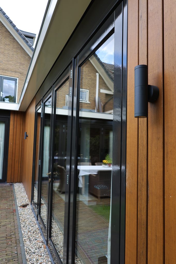 Open verticale gevelbekleding met Thermo Fraké