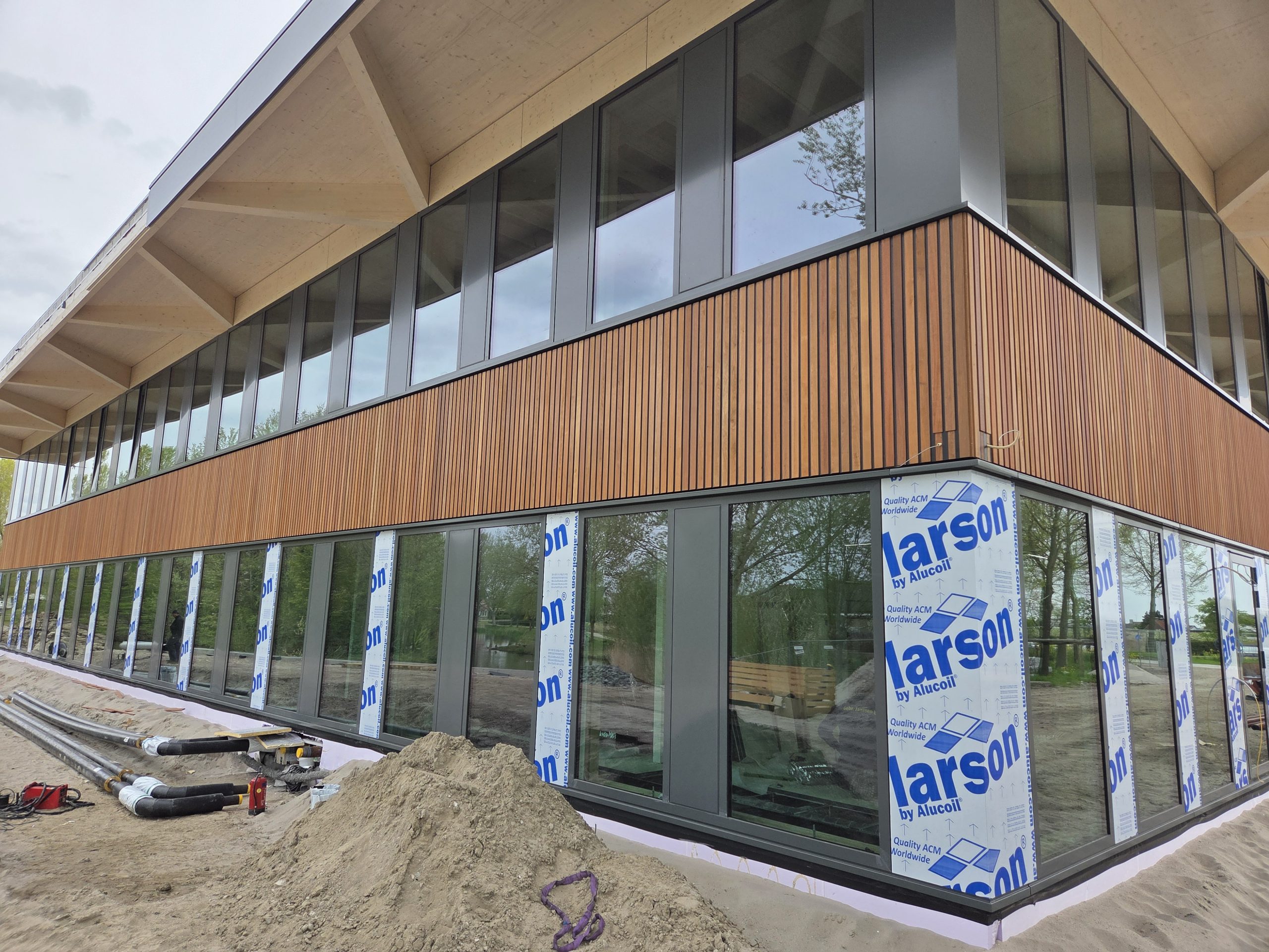 Brandveilige houten gevelbekleding gemeentehuis Buren